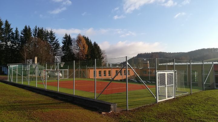 hřiště škola